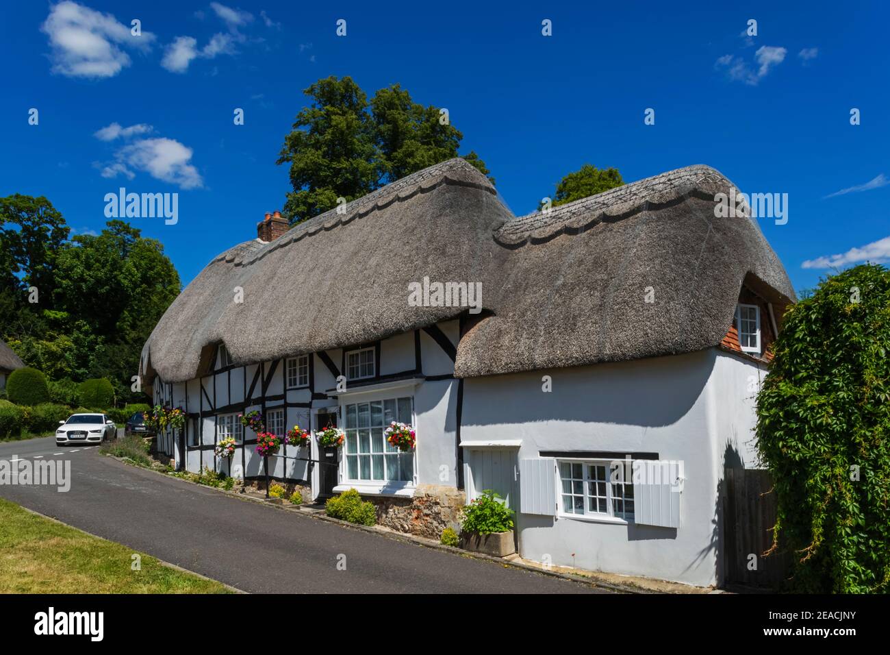 England, Hampshire, Wherwell, Traditionelle Strohgedeckte Hütten Stockfoto