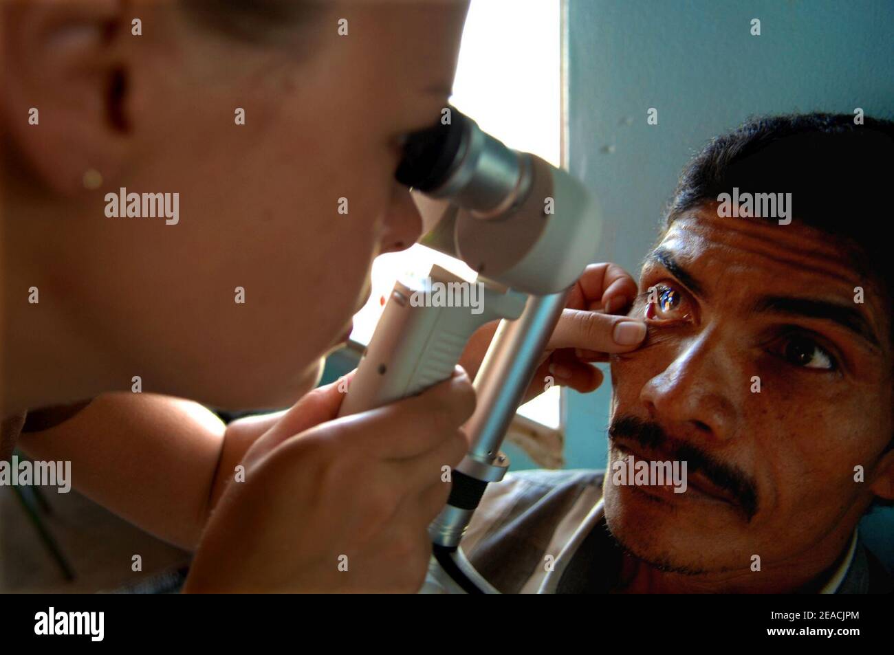 Nicaraguanische Bewohner erhalten Pflege an der High School Clinic während der Fortsetzung Versprechen 2008 Stockfoto