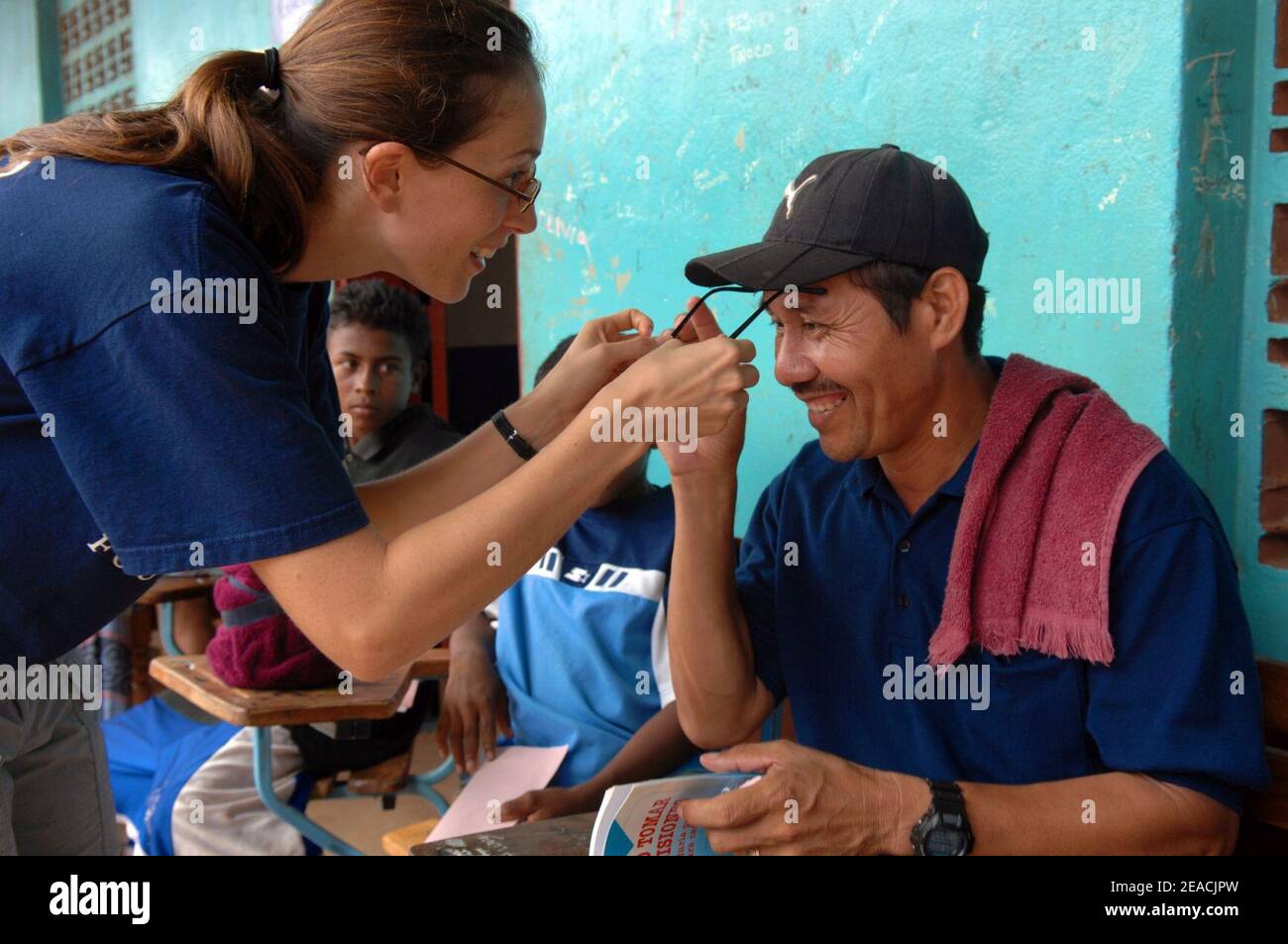 Nicaraguanischer Mann erhält Gläser während der Fortsetzung Versprechen 2008 Stockfoto