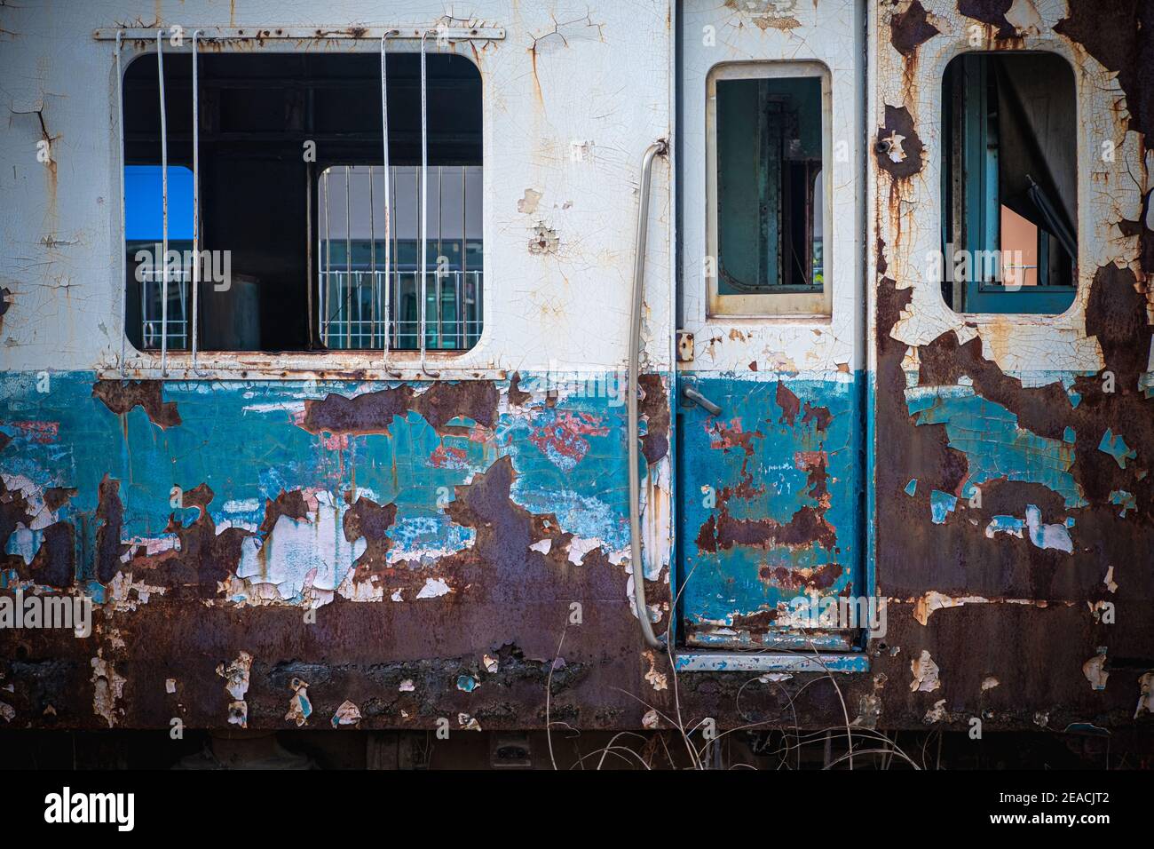 Die alten Waggons in einem verlassenen Bahnhof. Stockfoto