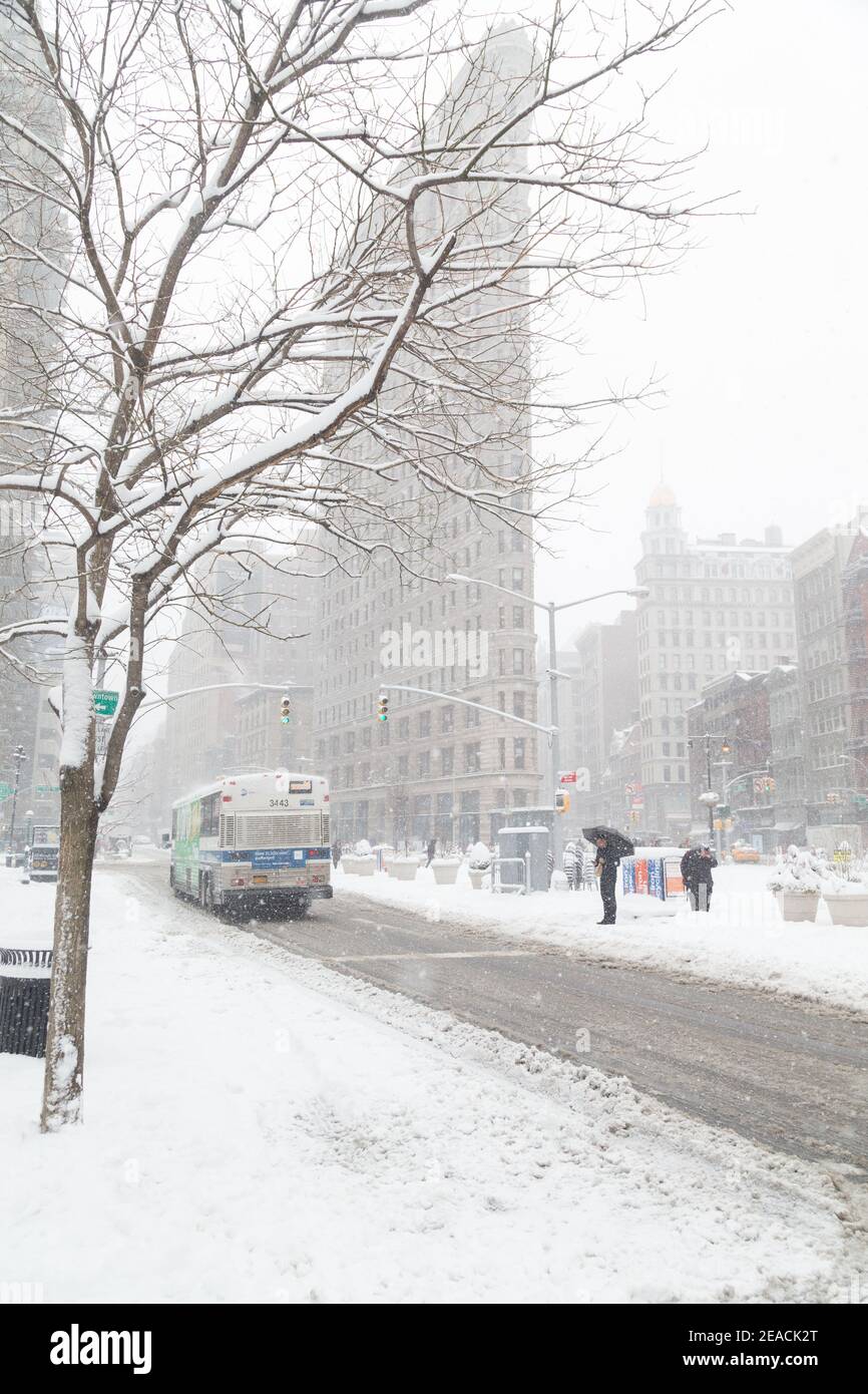 New York City, USA das Flatiron Building im Schnee vom Madison Squaure Park. Stockfoto