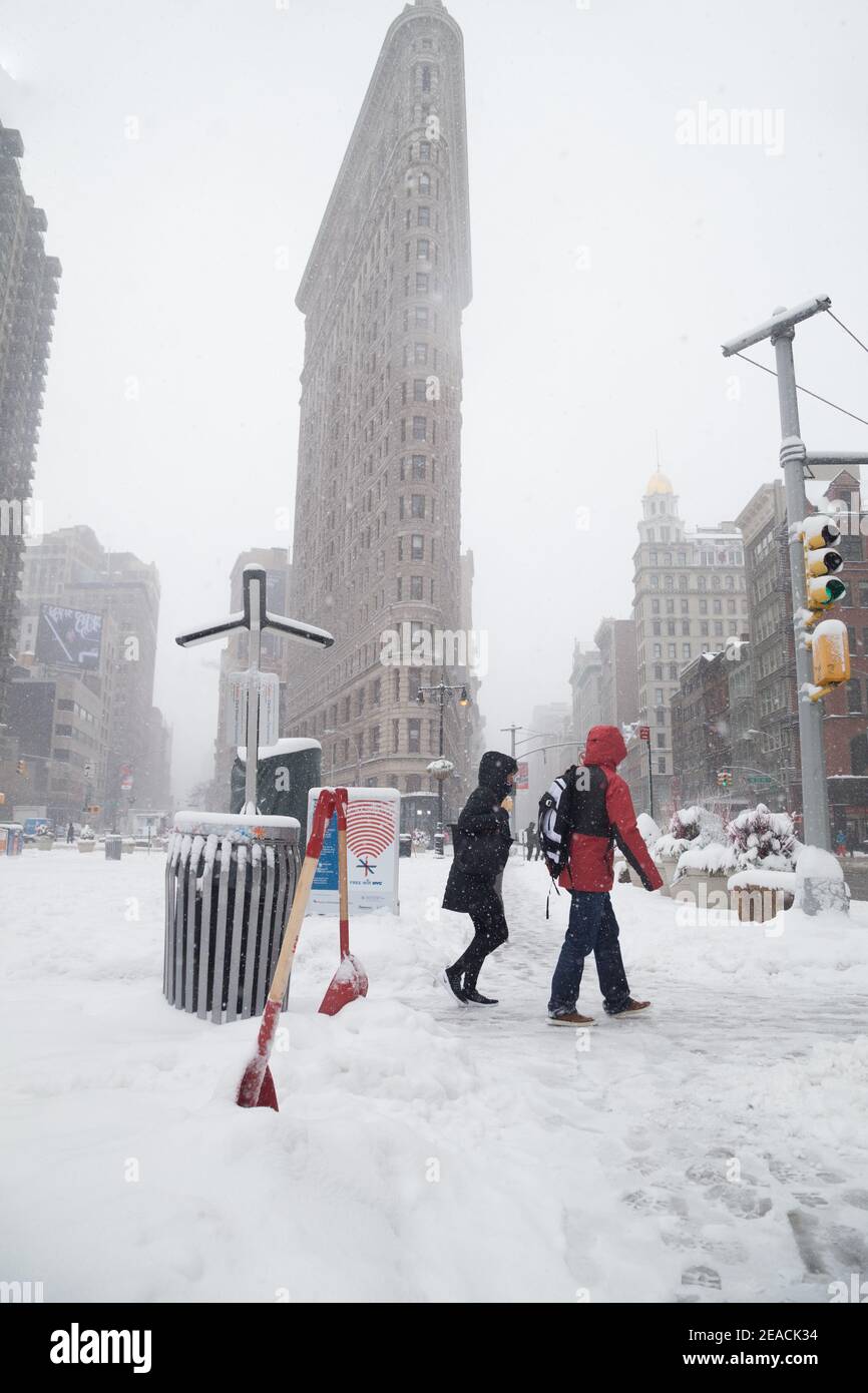 New York City, USA das Flatiron Building im Schnee vom Madison Squaure Park. Stockfoto