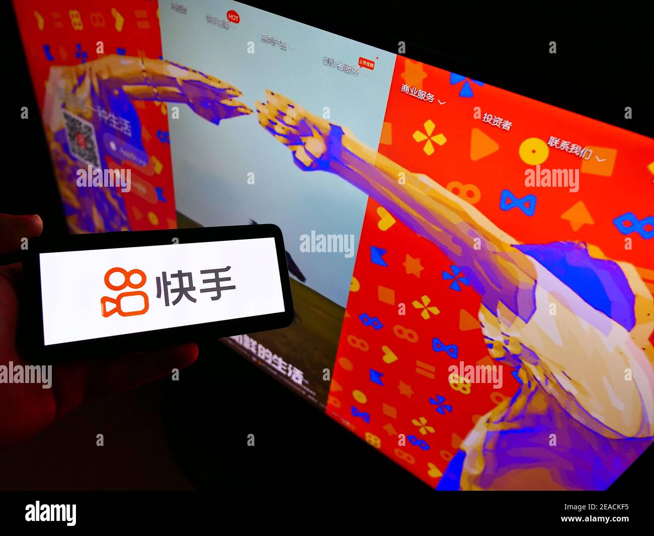 Person hält Handy mit Logo der chinesischen Video-Sharing-App Entwicklung Unternehmen Kuaishou auf dem Bildschirm mit Website. Fokus auf Handy-Display. Stockfoto