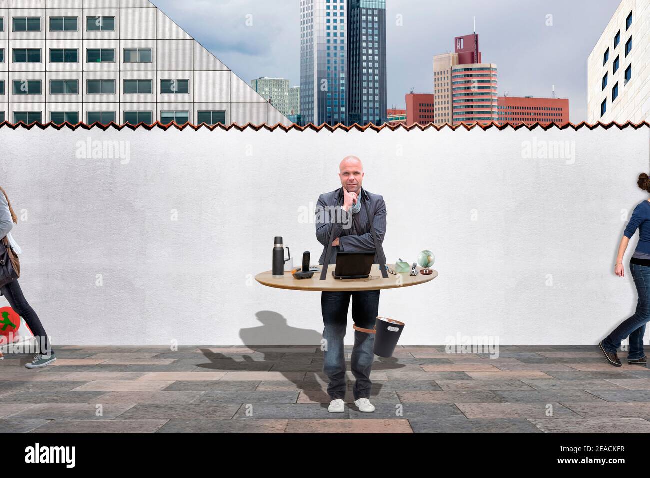 Mann mit einem mobilen Außenbüro (M) Stockfoto