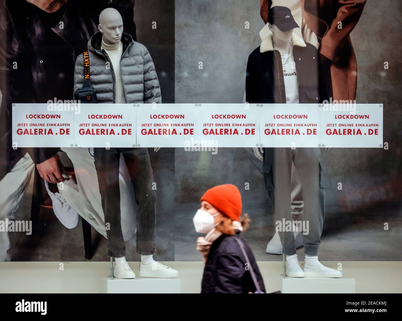 Köln, Nordrhein-Westfalen, Deutschland - Einzelhandel in Zeiten der Koronakrise mit der zweiten Sperrung sind die Geschäfte geschlossen, Galeria Kaufhof Karstadt bittet um Online-Shopping auf galeria.de Stockfoto