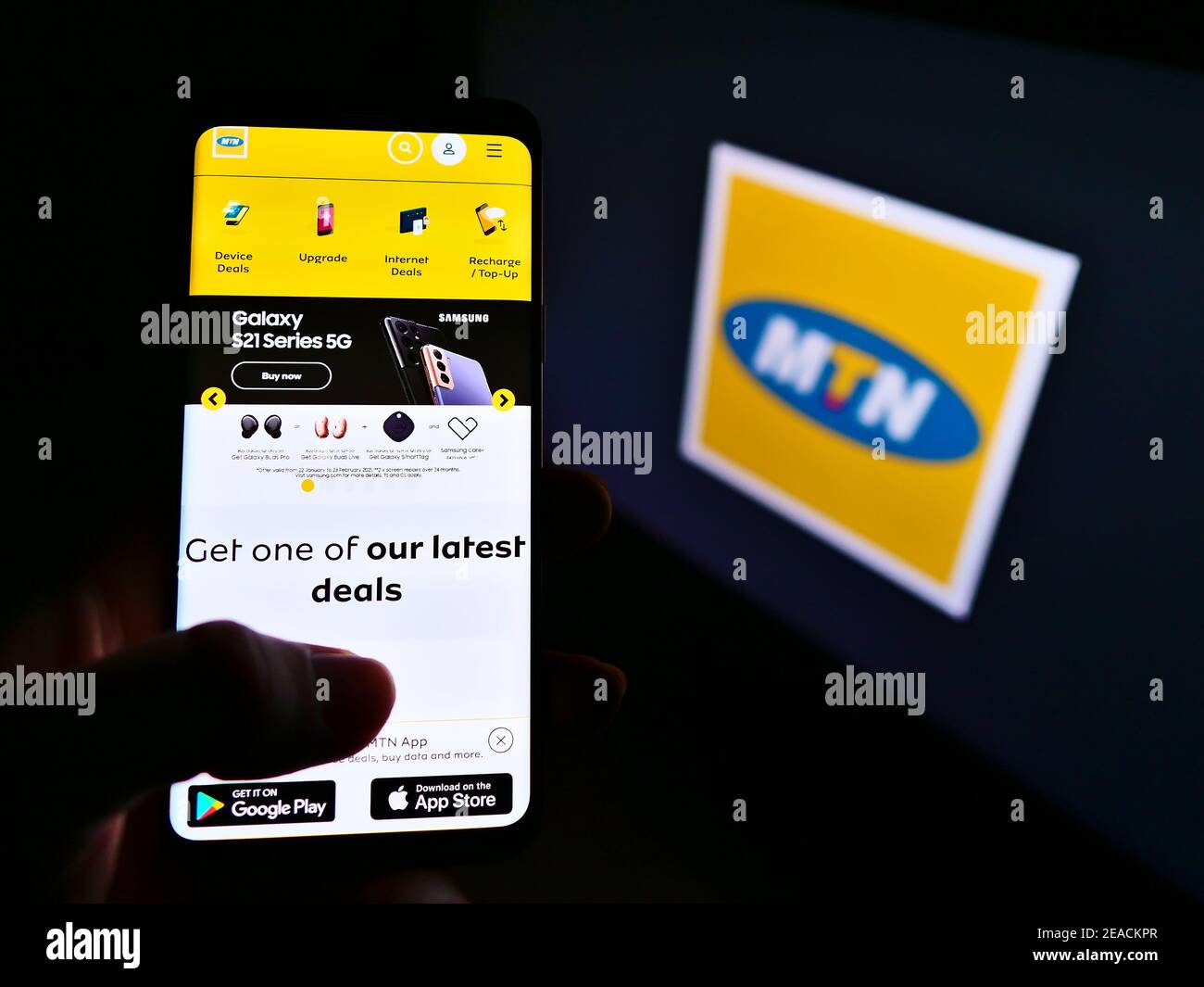 Person, die Smartphone mit Website des südafrikanischen Telekommunikationsanbieters MTN Group auf dem Bildschirm vor dem Logo hält. Fokus auf Handy-Display. Stockfoto