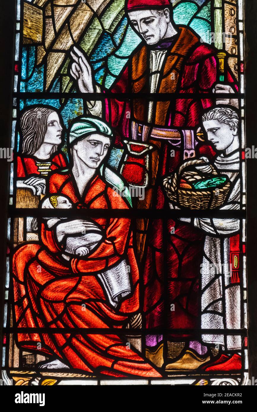 England, East Sussex, Winchelsea, Kirche des heiligen Thomas der Märtyrer, Glasfenster mit Darstellung der Jungfrau Maria und Jesuskind Stockfoto