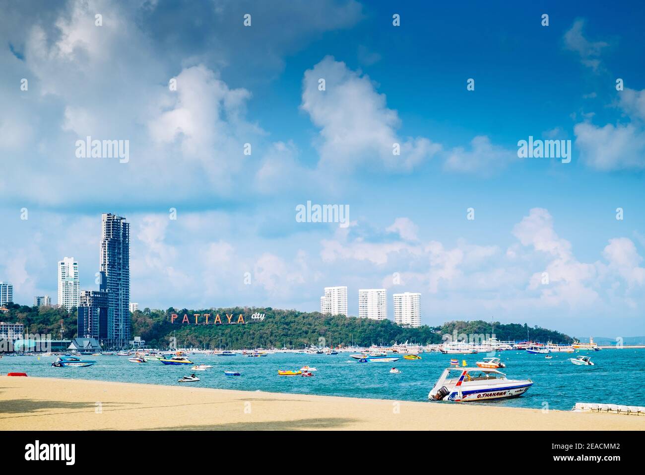 CHON BURI, THAILAND - März 10,2019: Reklametafeln "PATTAYA CITY" in Küste mit Himmel und das blaue Meer, PATTAYA BEACH Provinz Chonburi. Thailand. Stockfoto