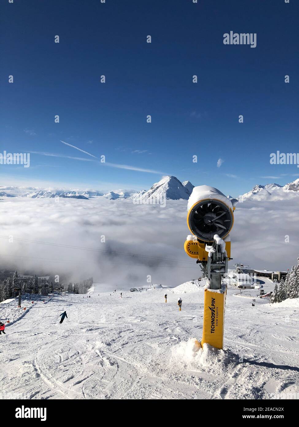 Skigebiet Rosshütte, Schneekanone, Nebelmeer, Sonne, Berge, Alpen, hohe Munde, Seefeld in Tirol, Österreich Stockfoto