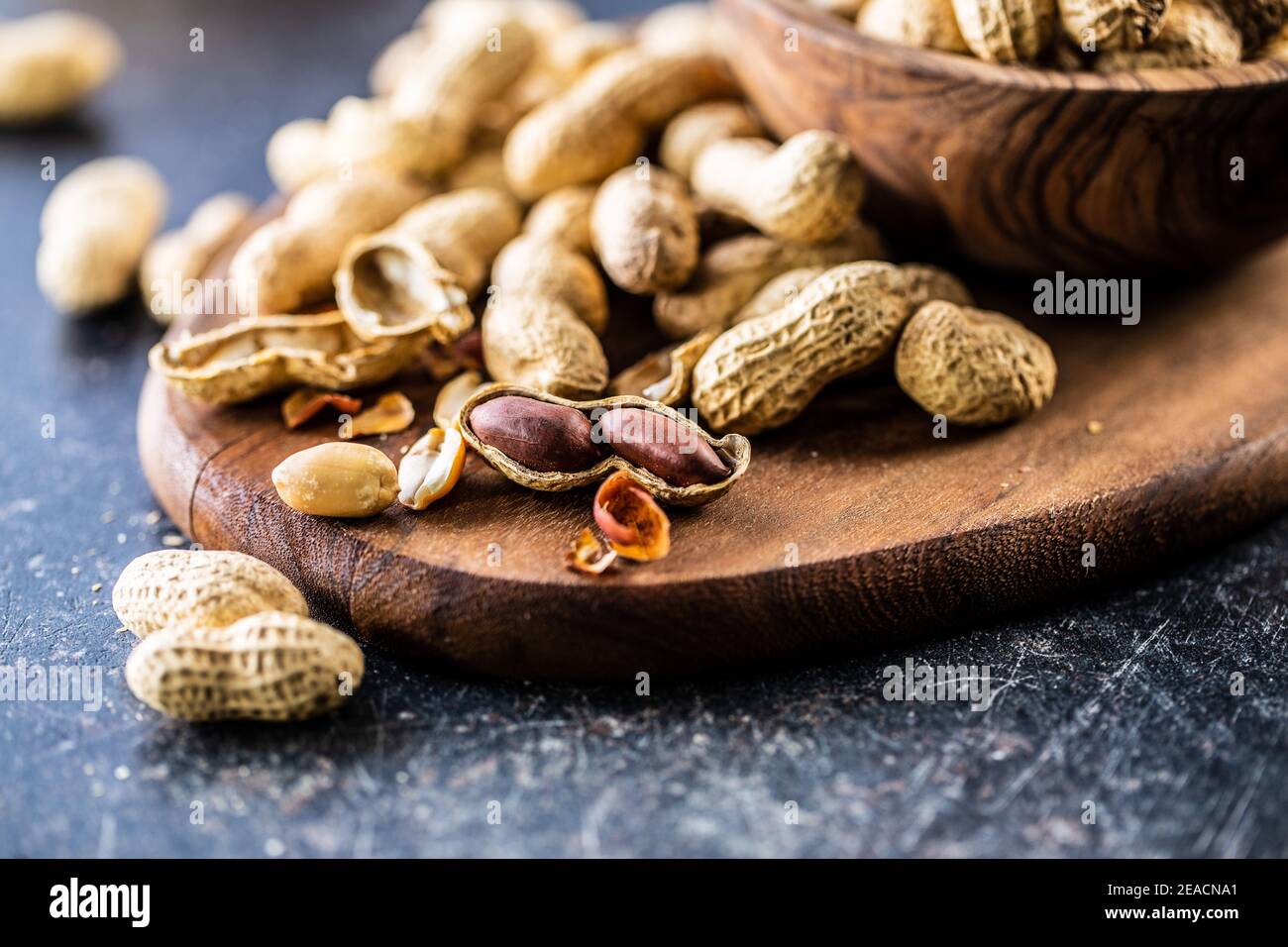 Geröstete Erdnüsse. Leckere Erdnüsse auf Schneidebrett. Stockfoto