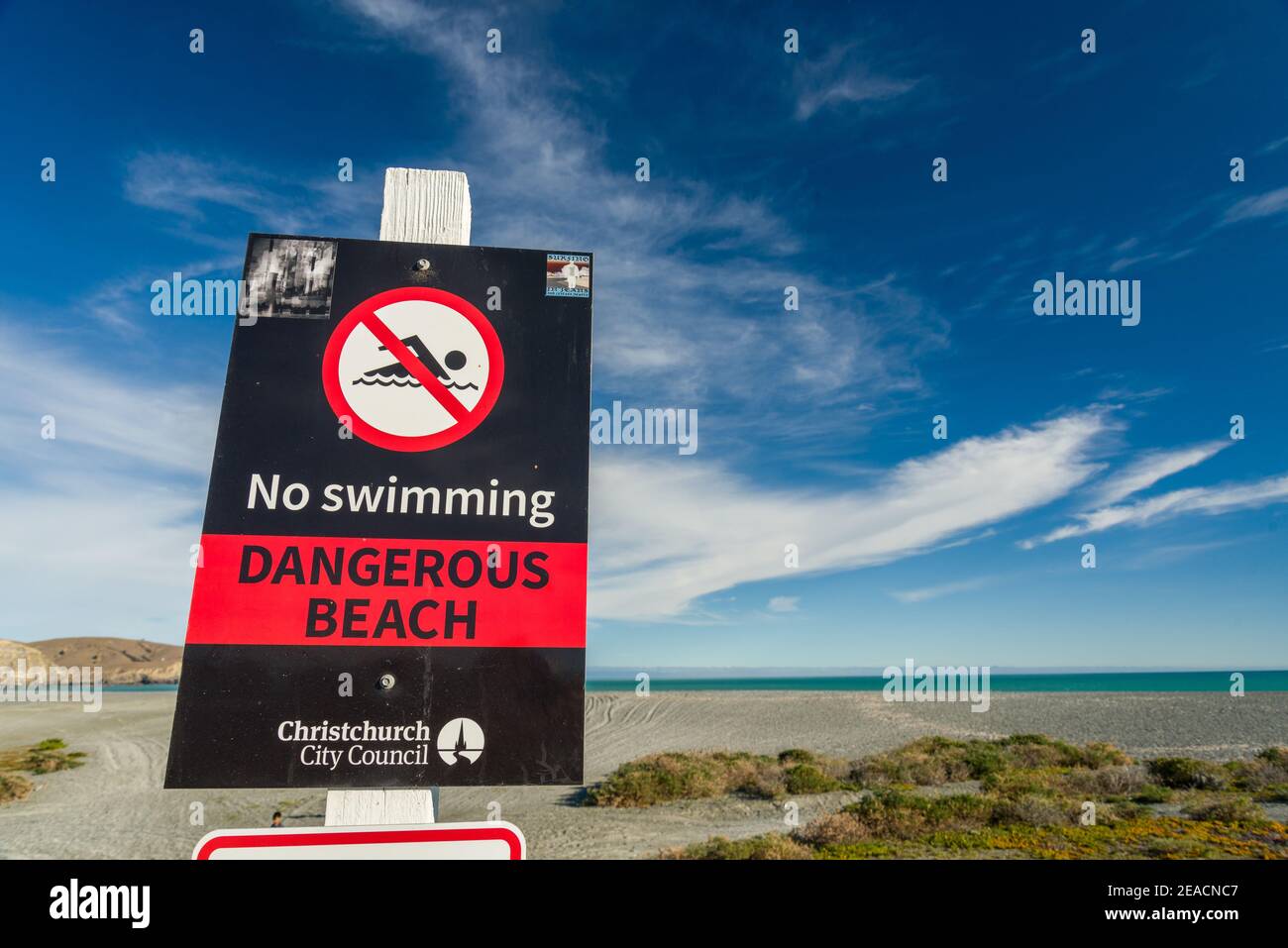 Kein Schwimmwarnschild bei Birdlings Flat New Zealand Stockfoto
