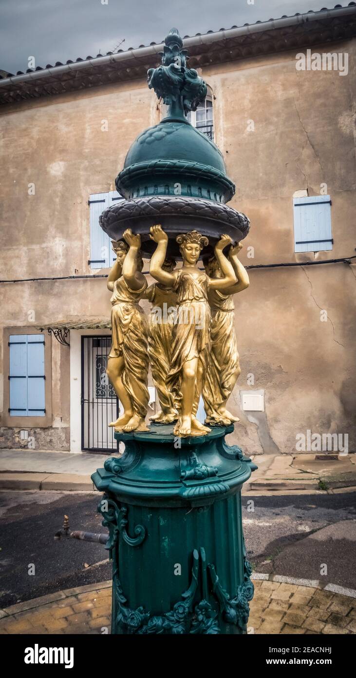 Original 'Wallace' Brunnen in Coursan. Entworfen vom Bildhauer Charles Auguste Lebourg und identisch mit denen in Paris. Errichtet im XIX Jahrhundert. Stockfoto