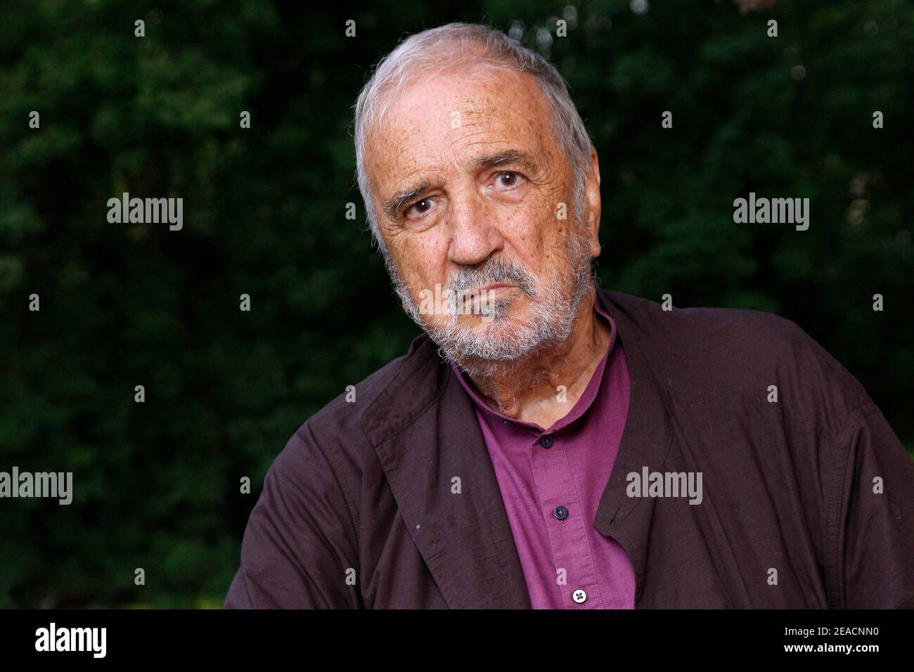 File photo - Jean-Claude Cariere posiert beim jährlichen Autogrammevent "Foret des Livres" 18th in Chanceaux-Pres-Loches, bei Tours, Frankreich, am 25. August 2013. Jean-Claude Carrière, der fruchtbare französische Drehbuchautor, der mit einigen der größten Autorenkunsthäuser seiner Zeit zusammenarbeitete, ist gestorben. Er war 89 Jahre alt. Carrière starb am Montagabend an natürlichen Ursachen in seinem Haus in Paris. Carrière gewann 1963 für seine Arbeit mit dem Landsmann Pierre Étaix an einem Live-Action-Kurzfilm einen Oscar und erhielt 2014 den Ehrenpreis der Akademie bei den Governors Awards. Foto von VIM/ABACAPRESS.COM Stockfoto