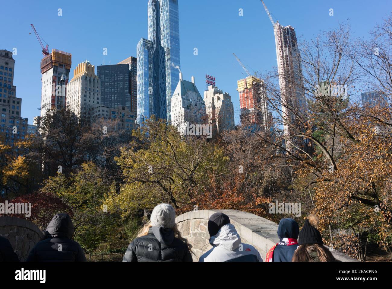 Besucher schauen Manhattan im Herbst vom Central Park aus an Stockfoto