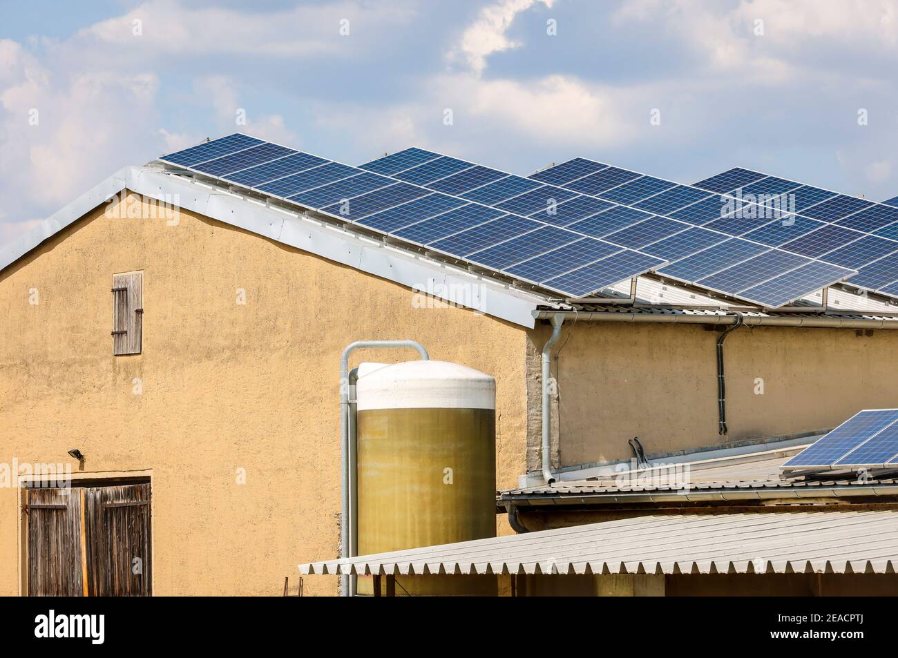 Wittichenau, Oberlausitz, Sachsen, Deutschland - Solaranlage auf dem Dach der Viehställe, ehemaliges LPG-Gebäude, Hof Domanja. Stockfoto