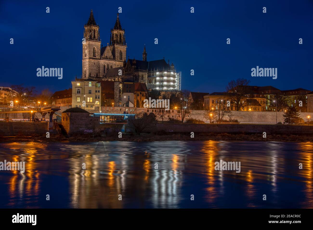 Deutschland, Sachsen-Anhalt, Magdeburg, Elbpromenade mit Magdeburger Dom während der blauen Stunde. Stockfoto