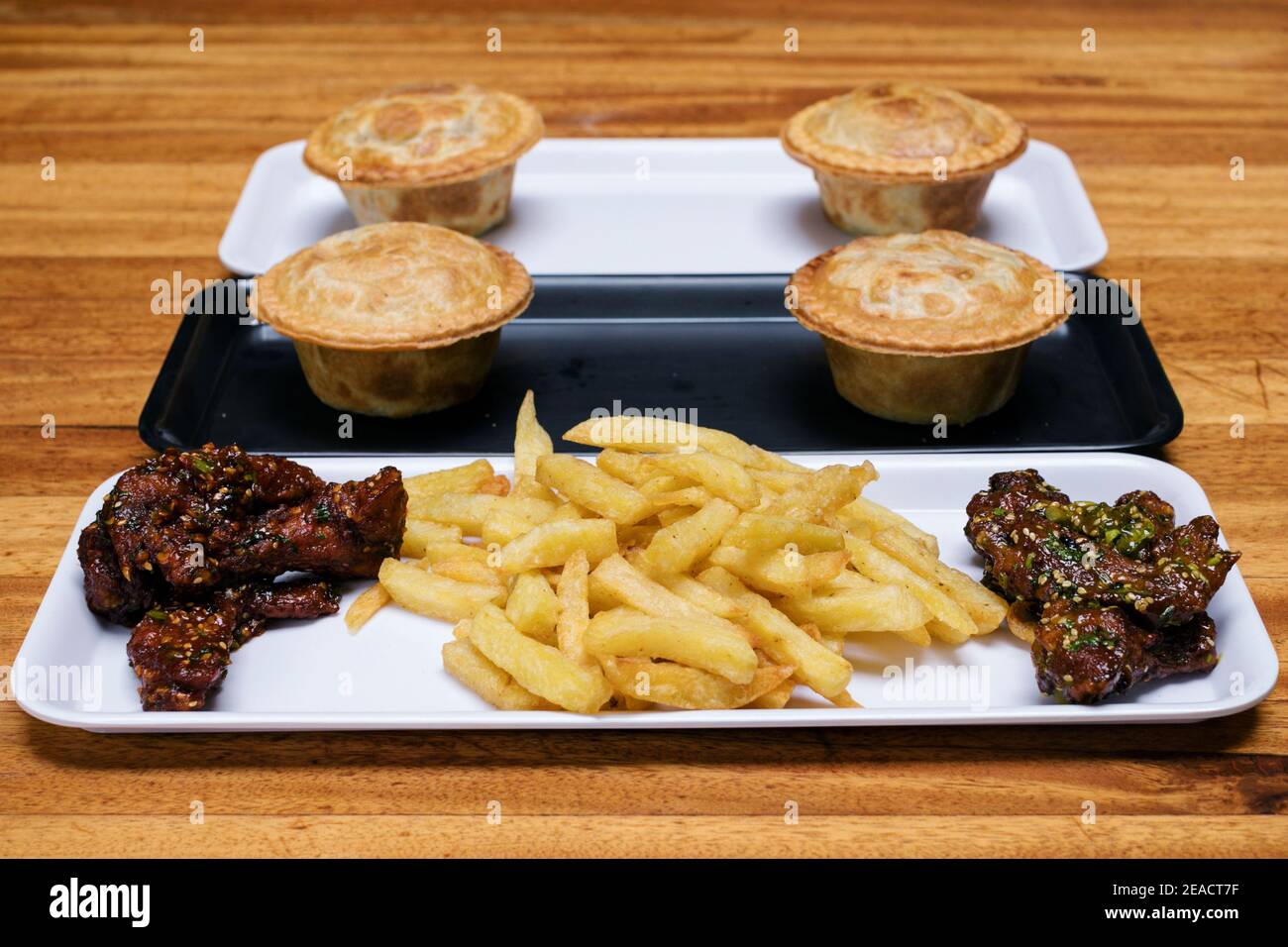 Kenianische Küche Mahlzeiten, Gerichte, leckere, köstliche Vielfalt an Speisen Reisen, Lifestyle Bilder Fleisch Gemüse Ugali Burger Kachumbari Nyamachoma Chipsdrin Stockfoto