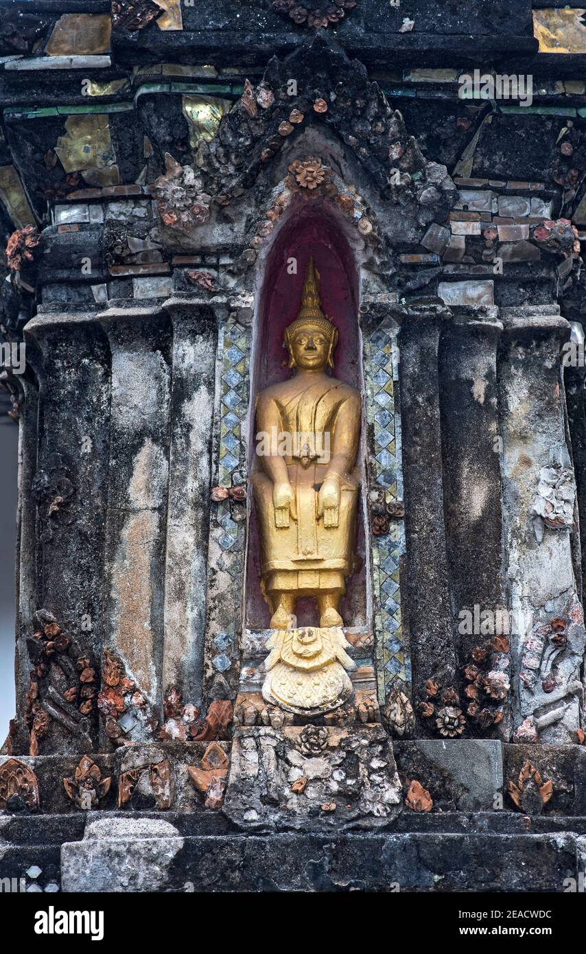 Kleiner Schrein mit Buddha Figur, Wat Nong Sikhounmuang Tempel, Luang Prabang, Laos Stockfoto