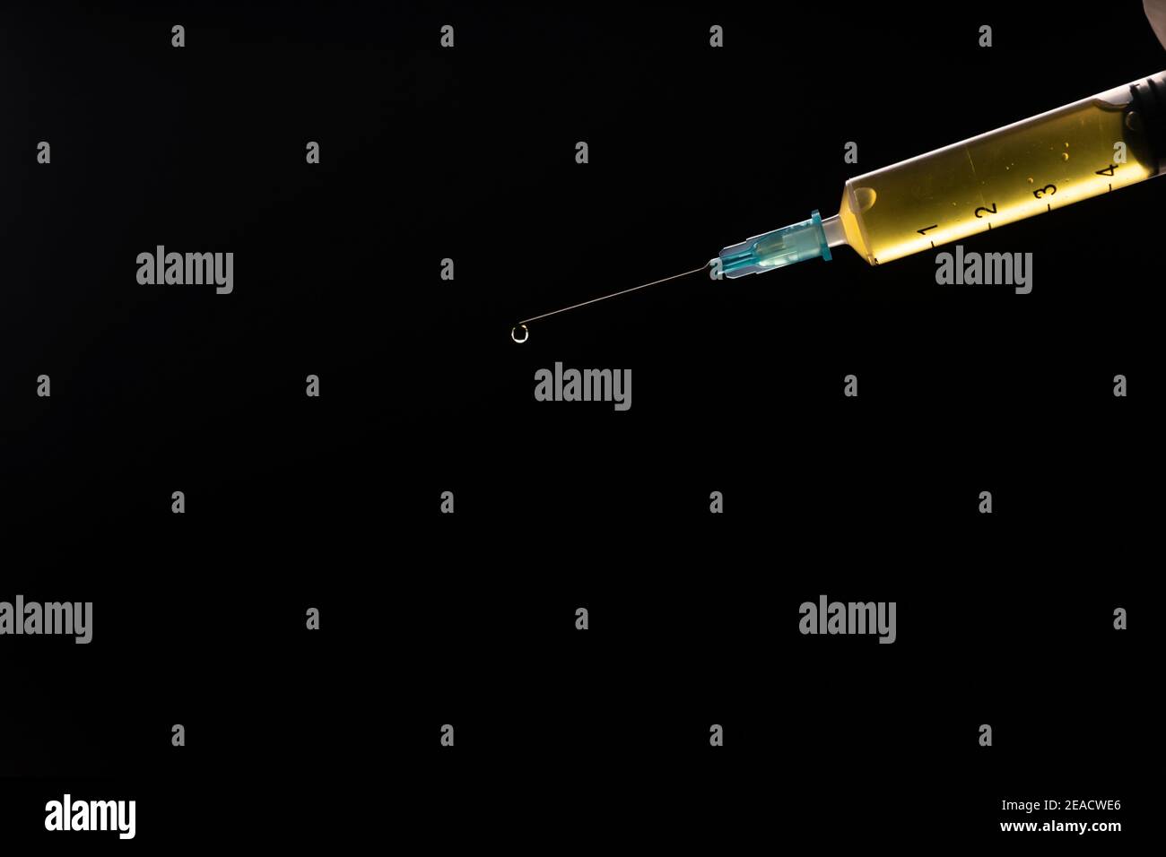 Selektiver Fokus. Eine Einmalspritze mit einem Impfstoff, einem Serum aus dem Virus. Antivirales Medikament für Covid-19 und saisonale Krankheiten. Stockfoto