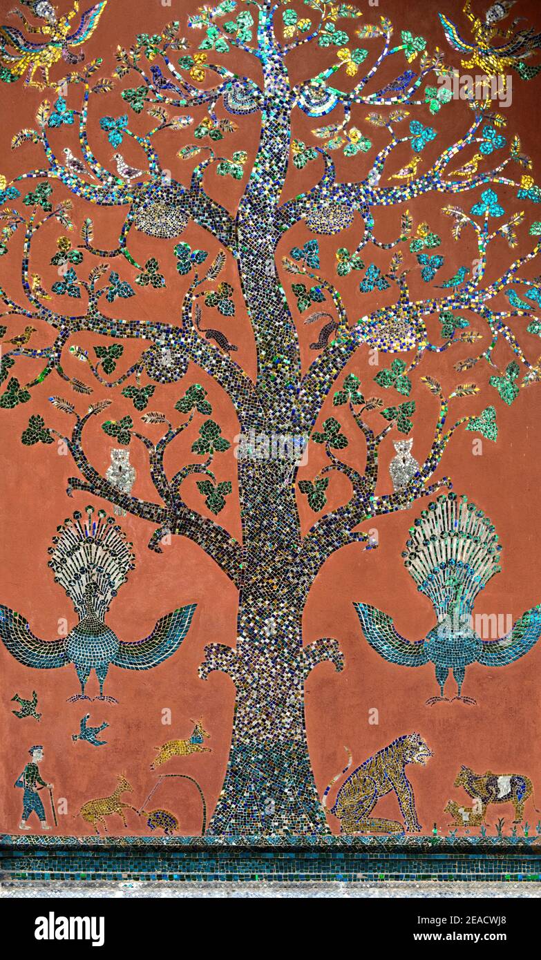Glasmosaik Lebensbaum, Gebetshalle SIM, Wat Xieng Thong, Luang Prabang, Laos Stockfoto