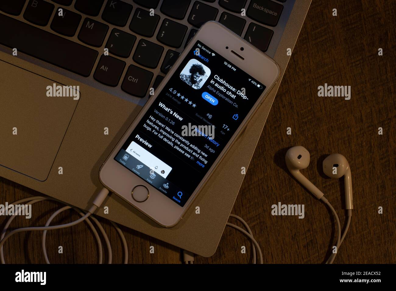 Clubhouse App Icon ist auf einem iPhone am 9. Februar 2021 zu sehen. Clubhouse Drop-in Audio Chat ist eine Einladung-only Audio-Chat Social Networking App. Stockfoto