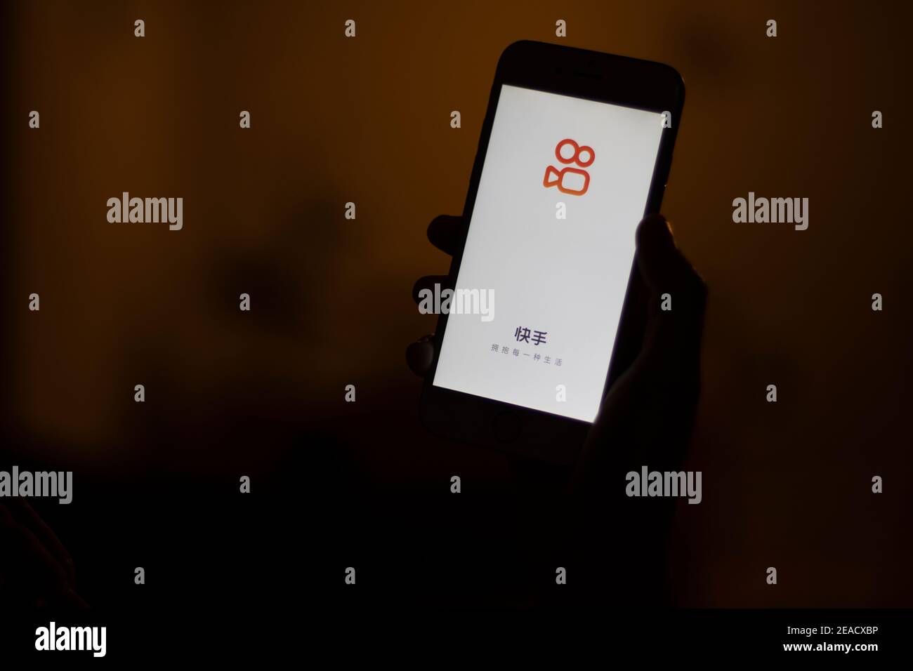 Am 8. Februar 2021 startet eine Frau die Kuaishou App von ihrem iPhone aus. Kuaishou ist eine chinesische mobile Video-Sharing-App. Stockfoto
