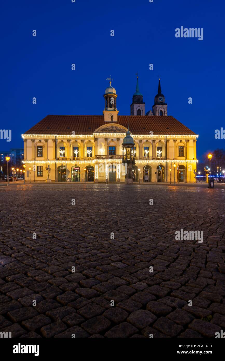 Deutschland, Sachsen-Anhalt, Magdeburg, alter Markt mit Rathaus. Dahinter ist die Johanniskirche zu sehen. Stockfoto