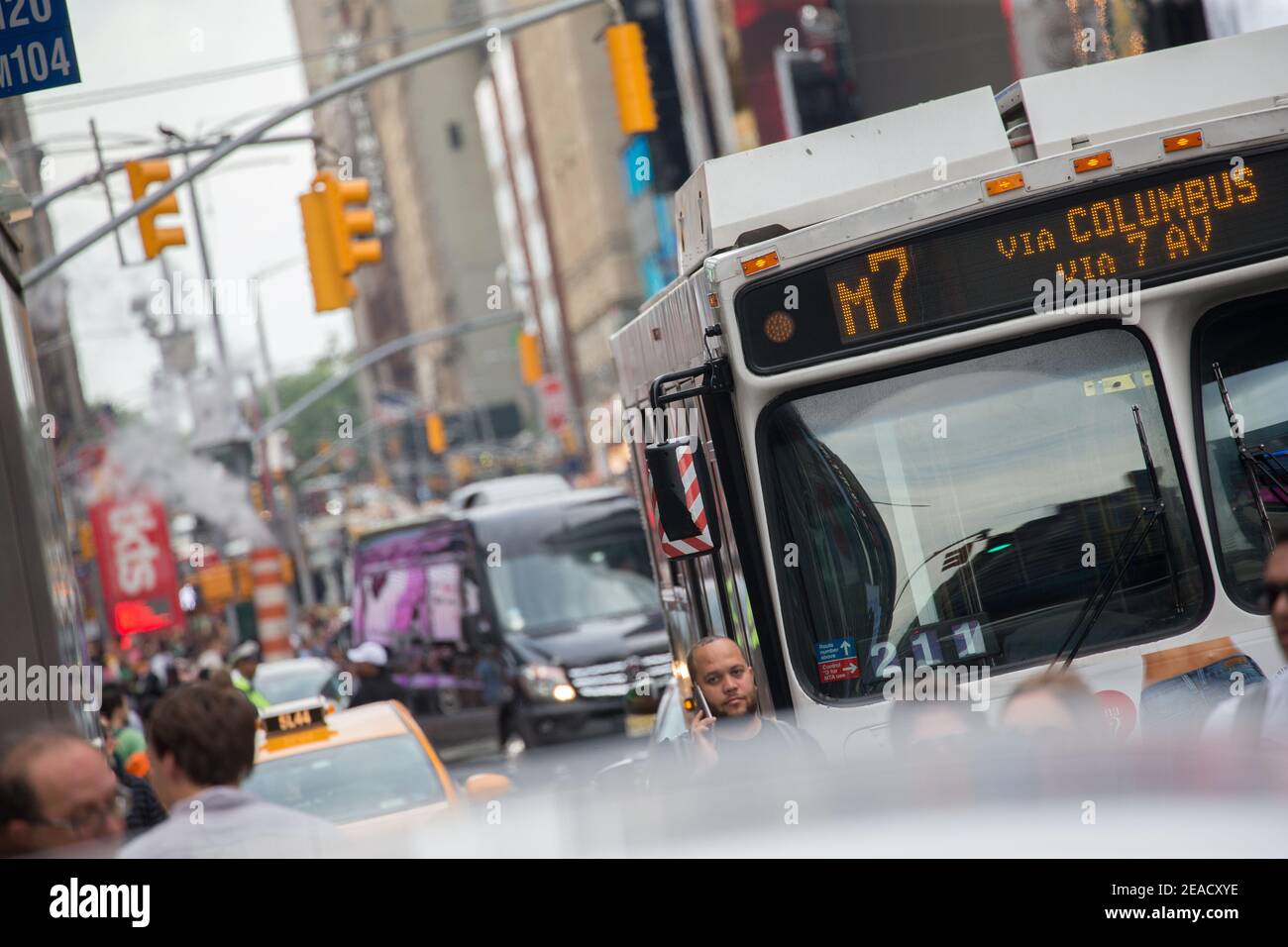 M7 MTA-Bus auf der 7th Avenue in Midtown Manhattan Stockfoto