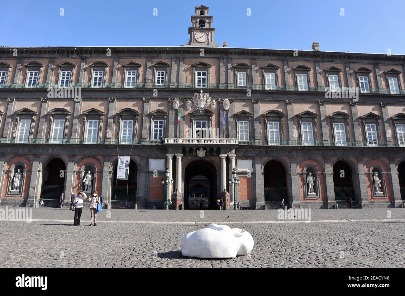Napoli – Scultura Blick auf die Piazza del Plebiscito Stockfoto