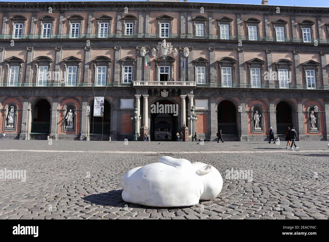 Napoli – Scultura Blick auf eine Piazza Plebiscito Stockfoto