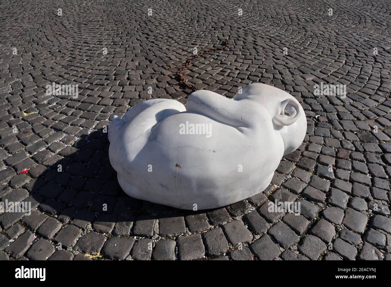 Napoli – Scultura Blick nach unten auf der Piazza Plebiscito Stockfoto