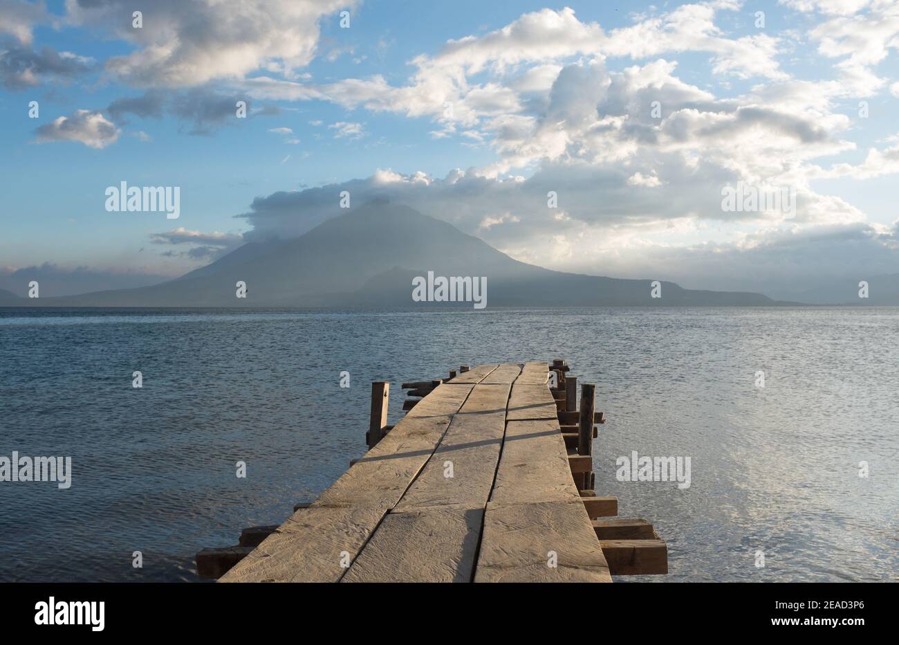 Panajachel, Lake Atitlan, Guatemala Dock, das in Lake Atitlan mit Toliman Vulkan, Antigua Vulkan, Stockfoto Panajachel, Lake Atitlan, Guatemala Dock, das in Lake Atitlan mit Toliman Vulkan, Antigua Vulkan, Stockfoto