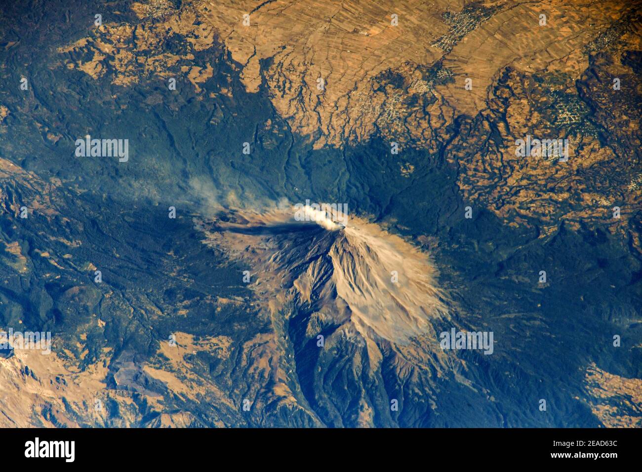 MEXIKO - 25. Januar 2021 - der aktive Vulkan von Popocatépetl ist von der Internationalen Raumstation wie es abgebildet Umkreist 261 Meilen über dem zentralen M Stockfoto