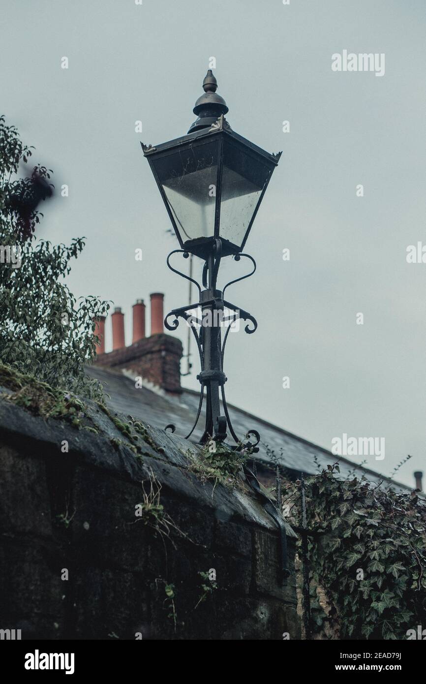 Alte schwarze Metalllampe in York, North Yorkshire, England, Großbritannien. Stockfoto