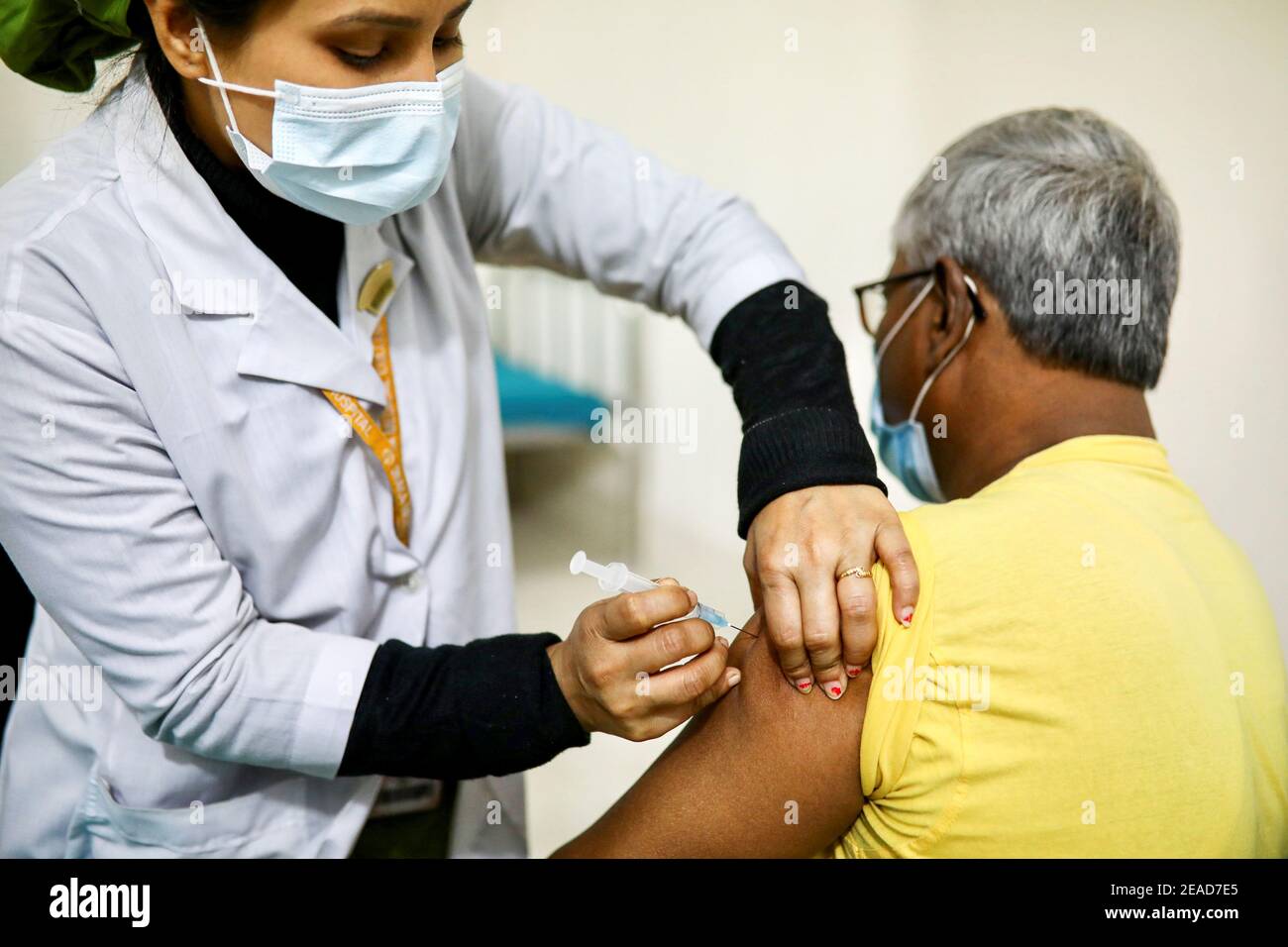 Eine Krankenschwester injiziert einem älteren Mann das Covishield von Oxford-AstraZeneca im Impfzentrum des Dhaka Medical College in Dhaka, Bangladesch, 9. Februar 2021. REUTERS Stockfoto