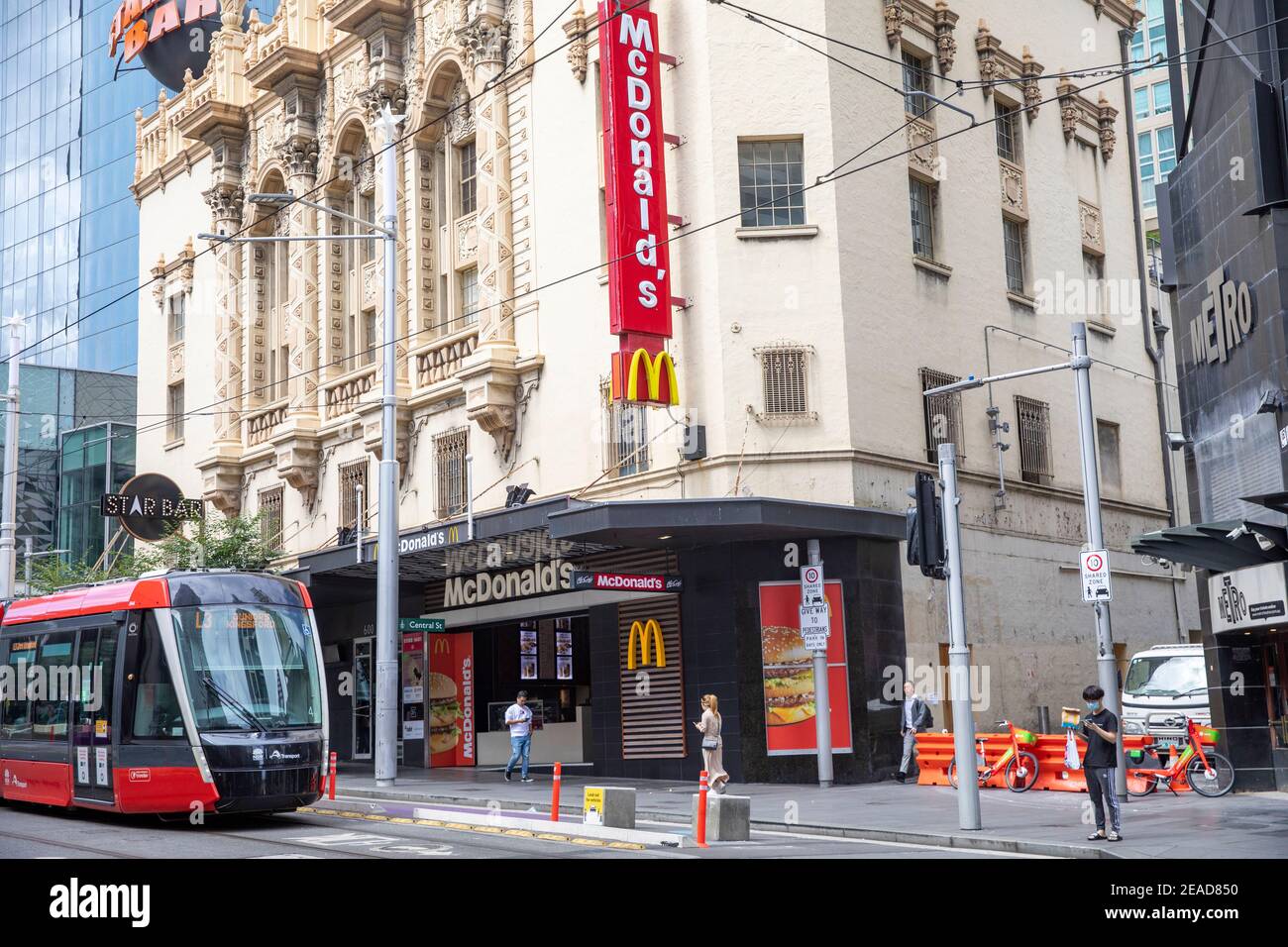 McDonalds Restaurant auf der George Street im Stadtzentrum von Sydney mit Stadtbahn fährt vorbei, Sydney, NSW, Australien Stockfoto
