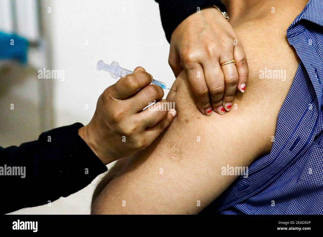 Eine Krankenschwester injiziert einer Person im Impfzentrum des Dhaka Medical College in Dhaka, Bangladesch, den Covishield-Impfstoff von Oxford-AstraZeneca, 9. Februar 2021. REUTERS Stockfoto
