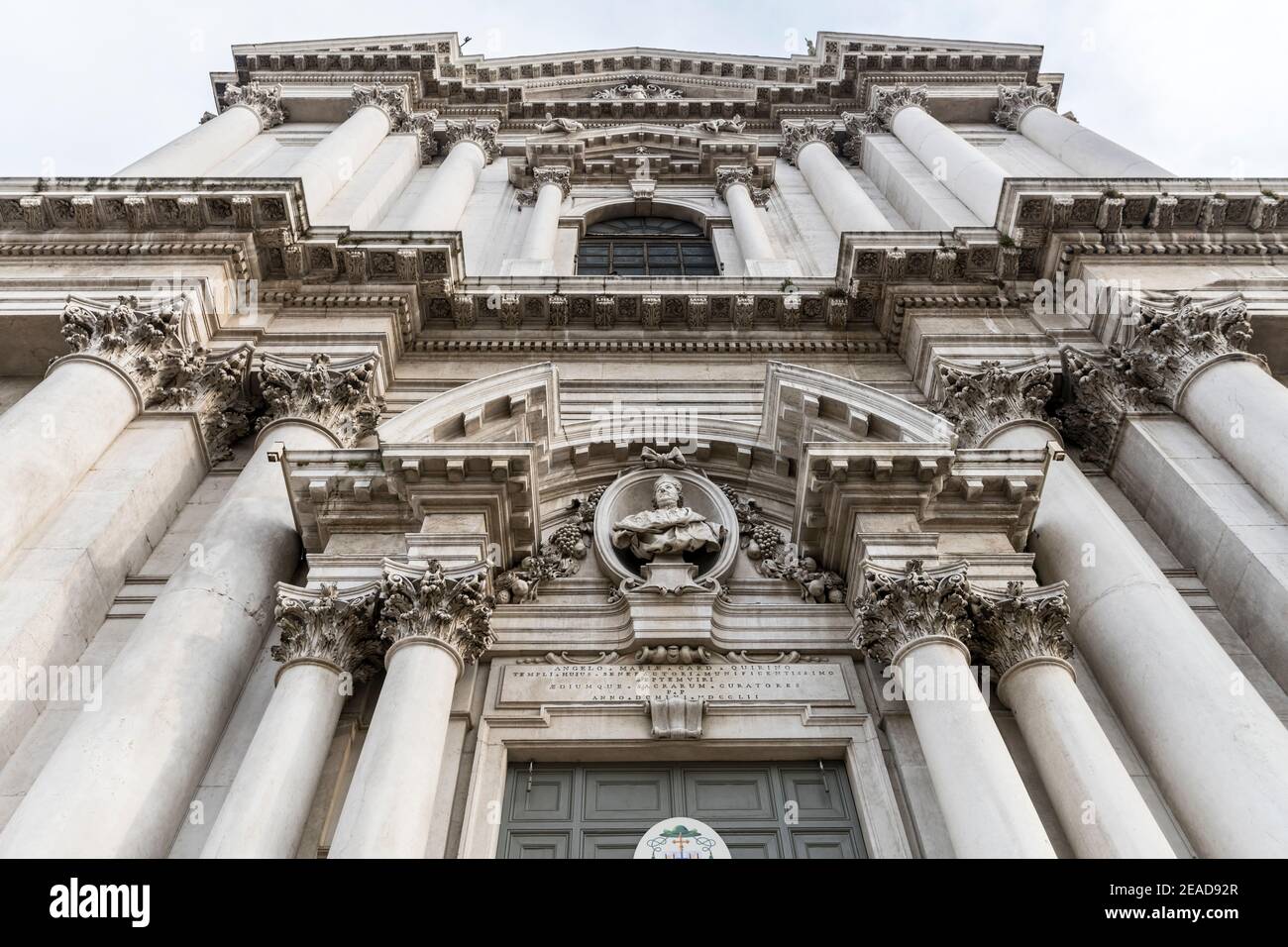 Detail der wunderschönen barocken Marmordekoration an der neuen Fassade des Minster, aufgenommen am hellen Wintertag in Brescia, Lombardei, Italien Stockfoto