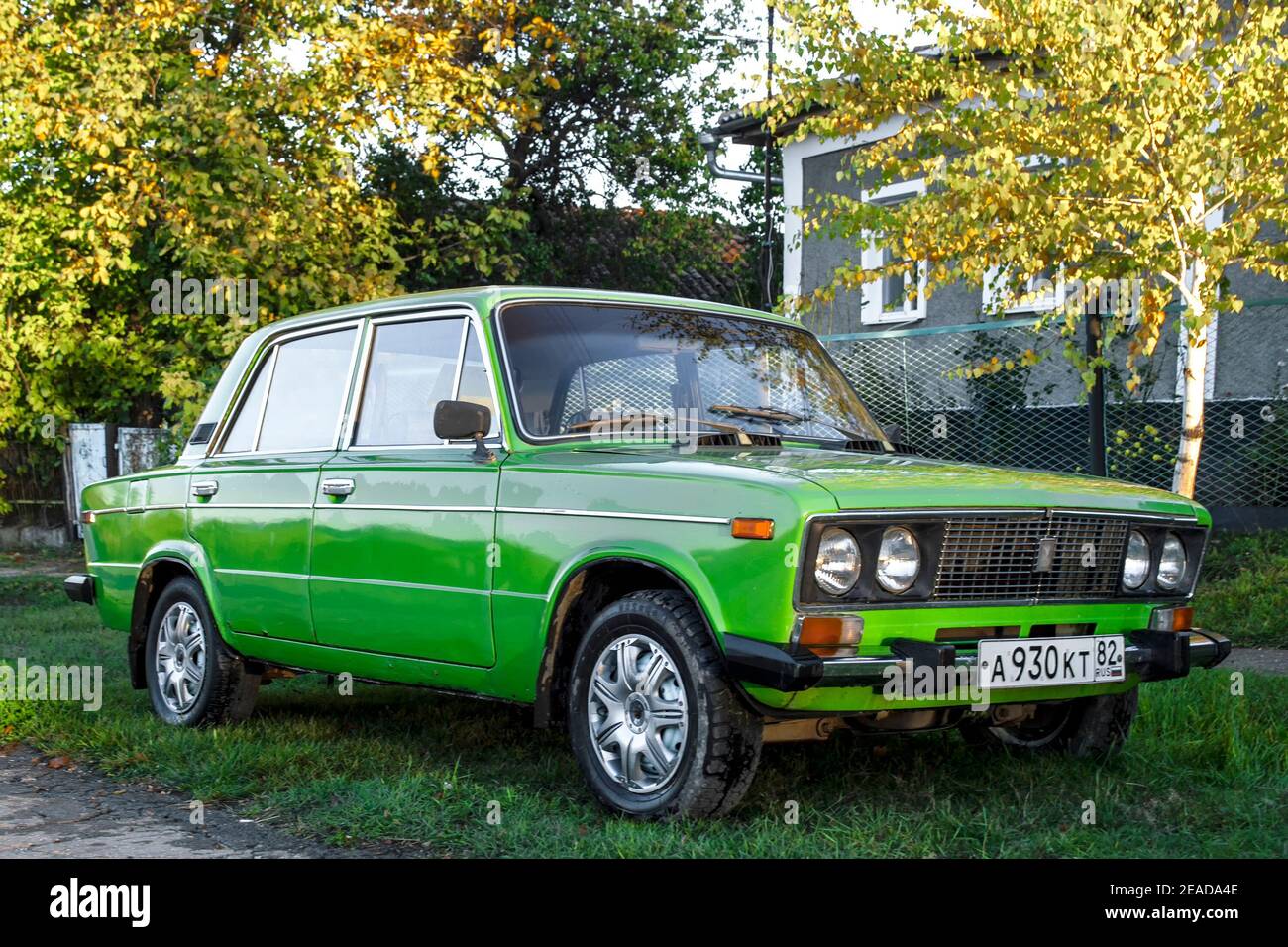1970-Auto Jiguli Vaz-2101 Grün an der Seite der Dorfstraße in den Sonnenuntergang. Kurskoe, Krim - 4. Oktober 2020 Stockfoto