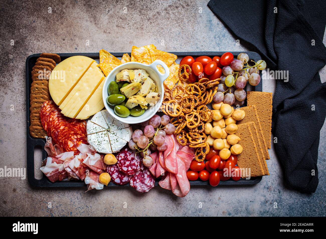 Aufschnitt und Käseplatte. Vorspeisen Tablett mit verschiedenen Aufschnitt, Käse, Obst, Oliven und Cracker. Stockfoto