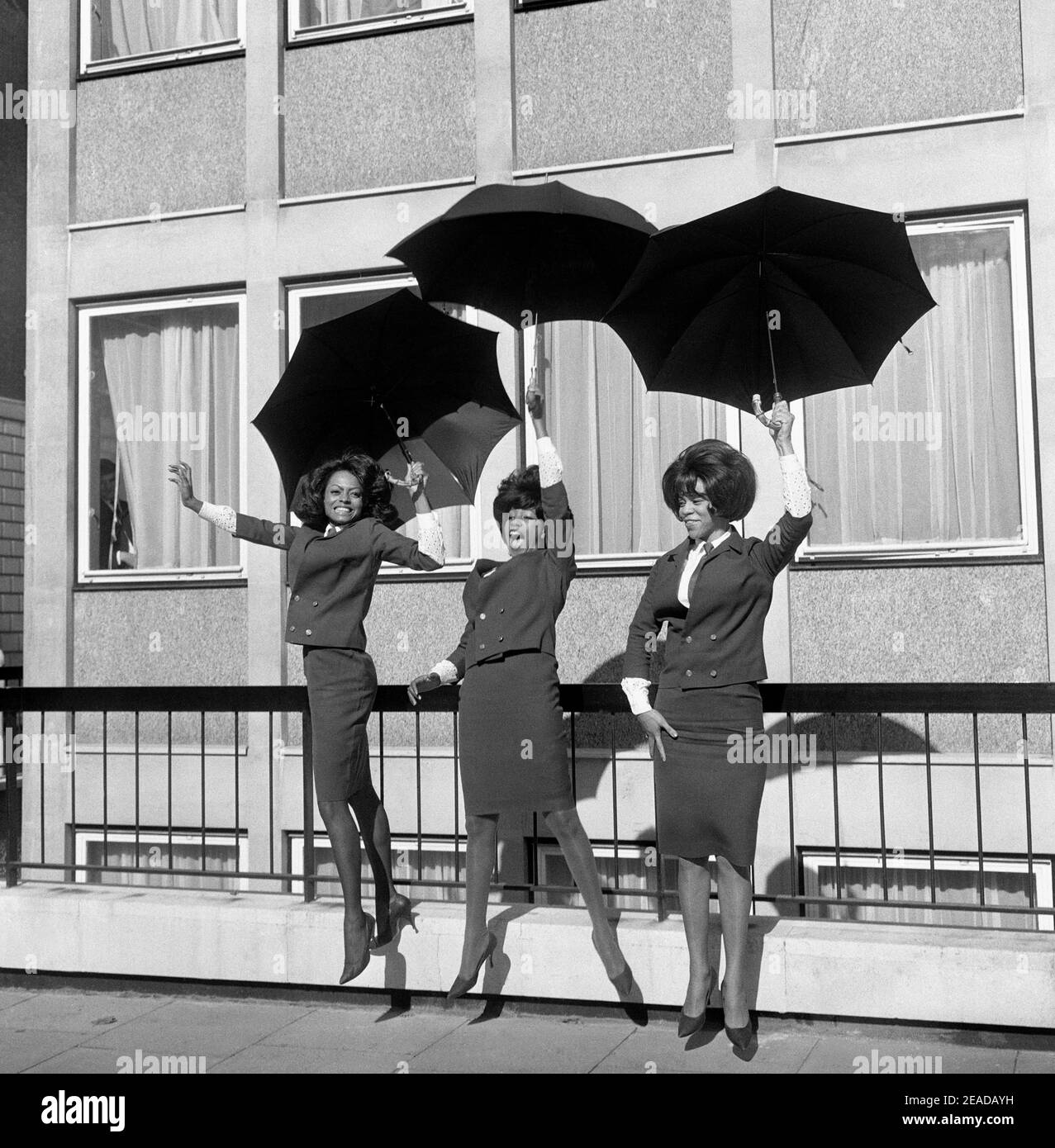 Datei Foto vom 08/10/64 der amerikanischen Gesangsgruppe The Supremes, (links nach rechts) Florence Ballard, Mary Wilson und Diana Ross, außerhalb des EMI House in London während eines Besuchs in Großbritannien. Mary Wilson, die am längsten regierende ursprüngliche Supreme, ist im Alter von 76 Jahren in Las Vegas gestorben. Ausgabedatum: Dienstag, 9. Februar 2021. Stockfoto