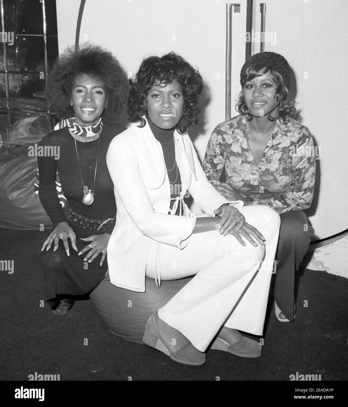 Datei-Foto vom 12/11/71 von der amerikanischen Popgruppe The Supremes, (von links nach rechts) Mary Wilson, Jean Terrell und Cindy Birdsong, in London während einer Tournee in Großbritannien. Mary Wilson, die am längsten regierende ursprüngliche Supreme, ist im Alter von 76 Jahren in Las Vegas gestorben. Ausgabedatum: Dienstag, 9. Februar 2021. Stockfoto