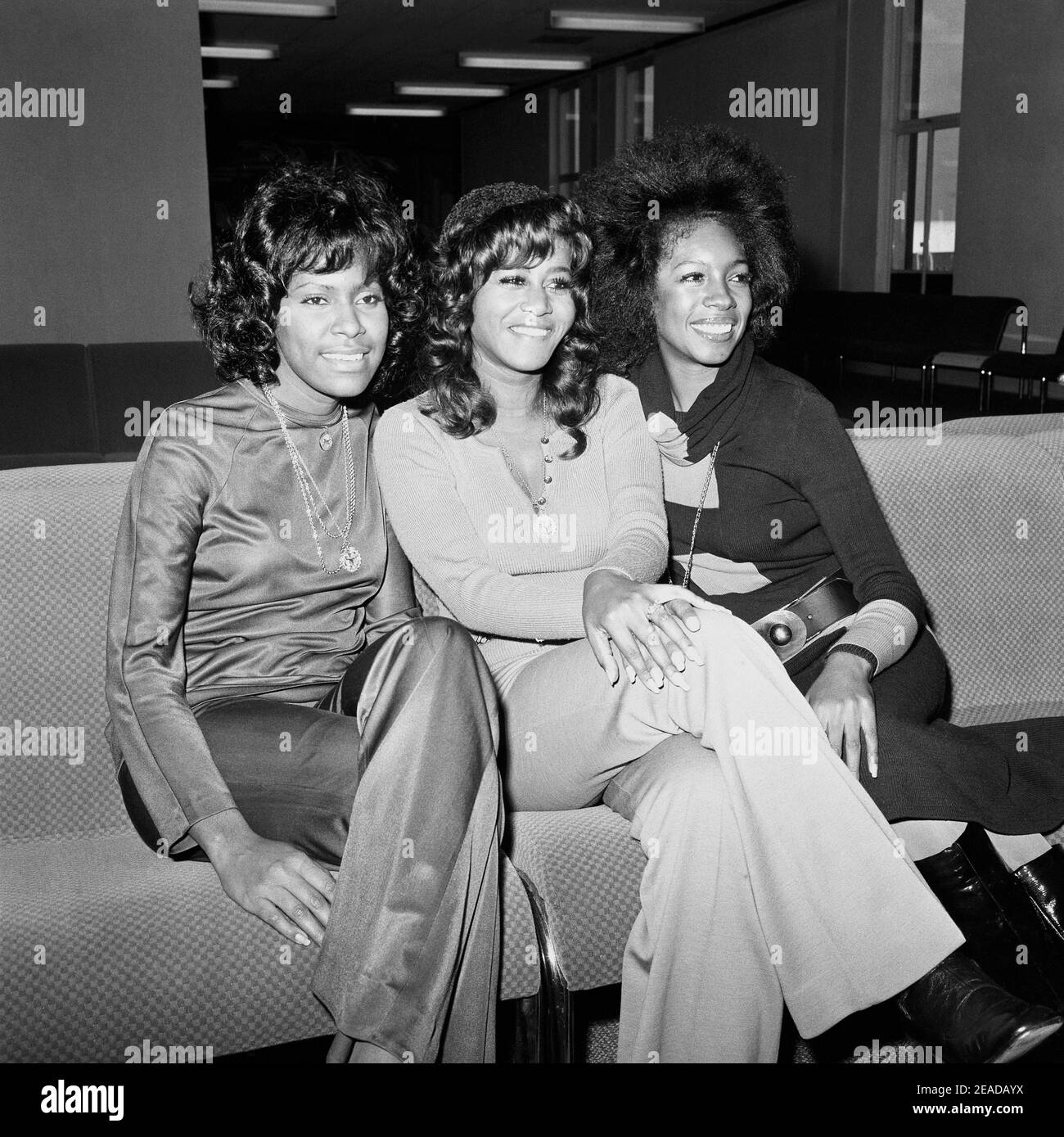 Datei Foto vom 09/11/71 der amerikanischen Gesangsgruppe The Supremes, (von links nach rechts) Jean Terrell, Cindy Birdsong und Mary Wilson, am Londoner Flughafen Heathrow nach der Ankunft für eine Tour durch Großbritannien. Mary Wilson, die am längsten regierende ursprüngliche Supreme, ist im Alter von 76 Jahren in Las Vegas gestorben. Ausgabedatum: Dienstag, 9. Februar 2021. Stockfoto