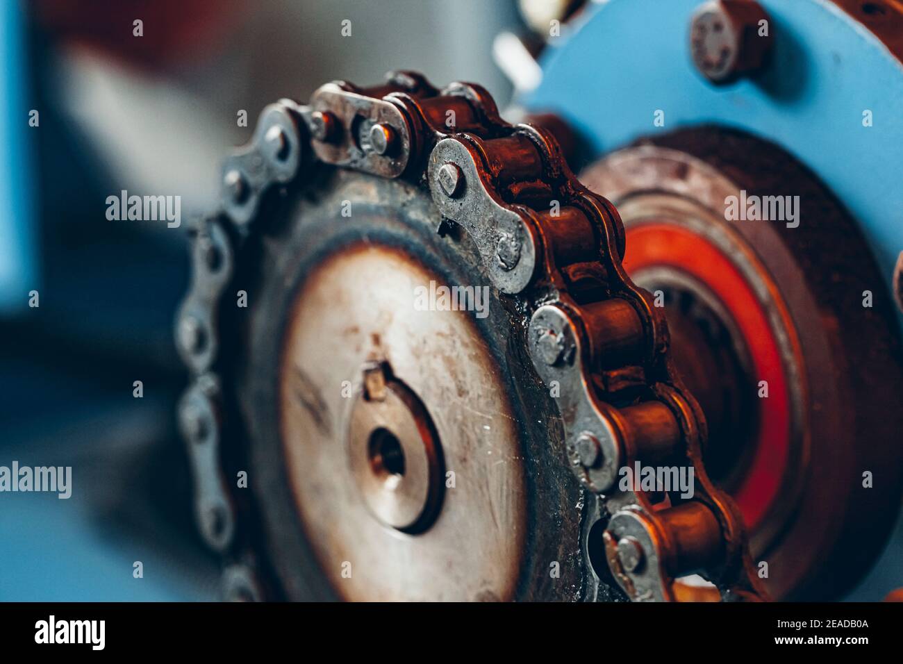 Metallkette des Förderbandes an der Produktionslinie auf dem Kabel Werk Stockfoto