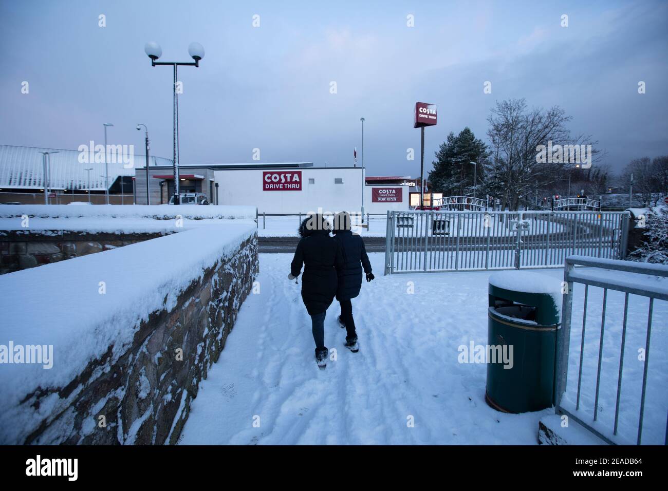 Edinburgh, Großbritannien. Februar 2021, 9th. Storm Darcy trifft Schottland im Südosten von Edinburgh. Der Zoll. Im Bild: Die Mitglieder der Öffentlichkeit wandern im Schnee. Quelle: Pako Mera/Alamy Live News Stockfoto