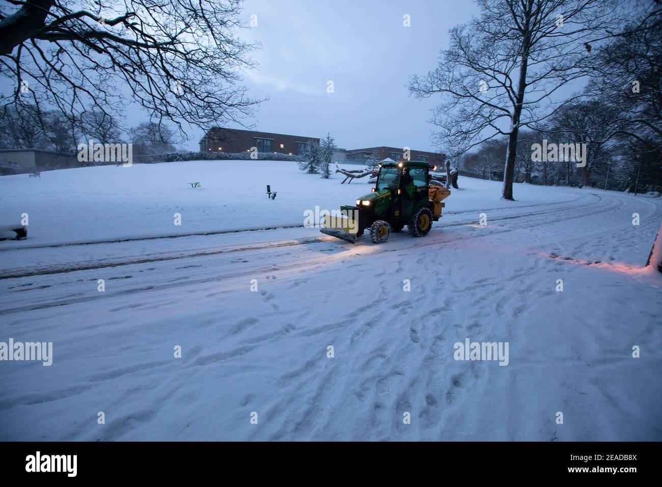 Edinburgh, Großbritannien. Februar 2021, 9th. Storm Darcy trifft Schottland im Südosten von Edinburgh. Abbildung: Entfernen Sie Schnee arbeiten die Zoll-Bereich. Quelle: Pako Mera/Alamy Live News Stockfoto