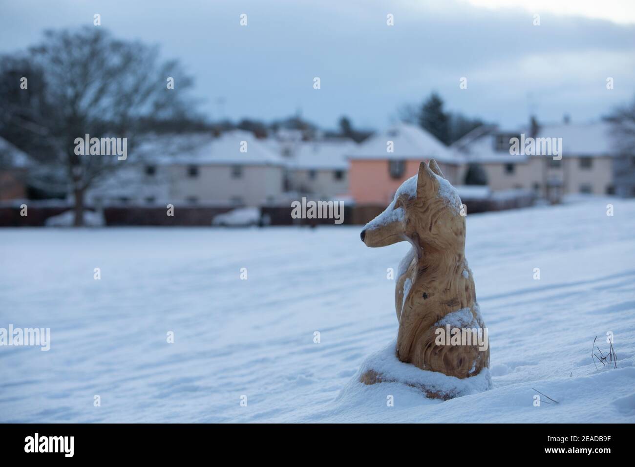 Edinburgh, Großbritannien. Februar 2021, 9th. Storm Darcy trifft Schottland im Südosten von Edinburgh. Der Zoll. Im Bild: Eine hölzerne Statue Abdeckung in Schnee im Zollbereich. Quelle: Pako Mera/Alamy Live News Stockfoto