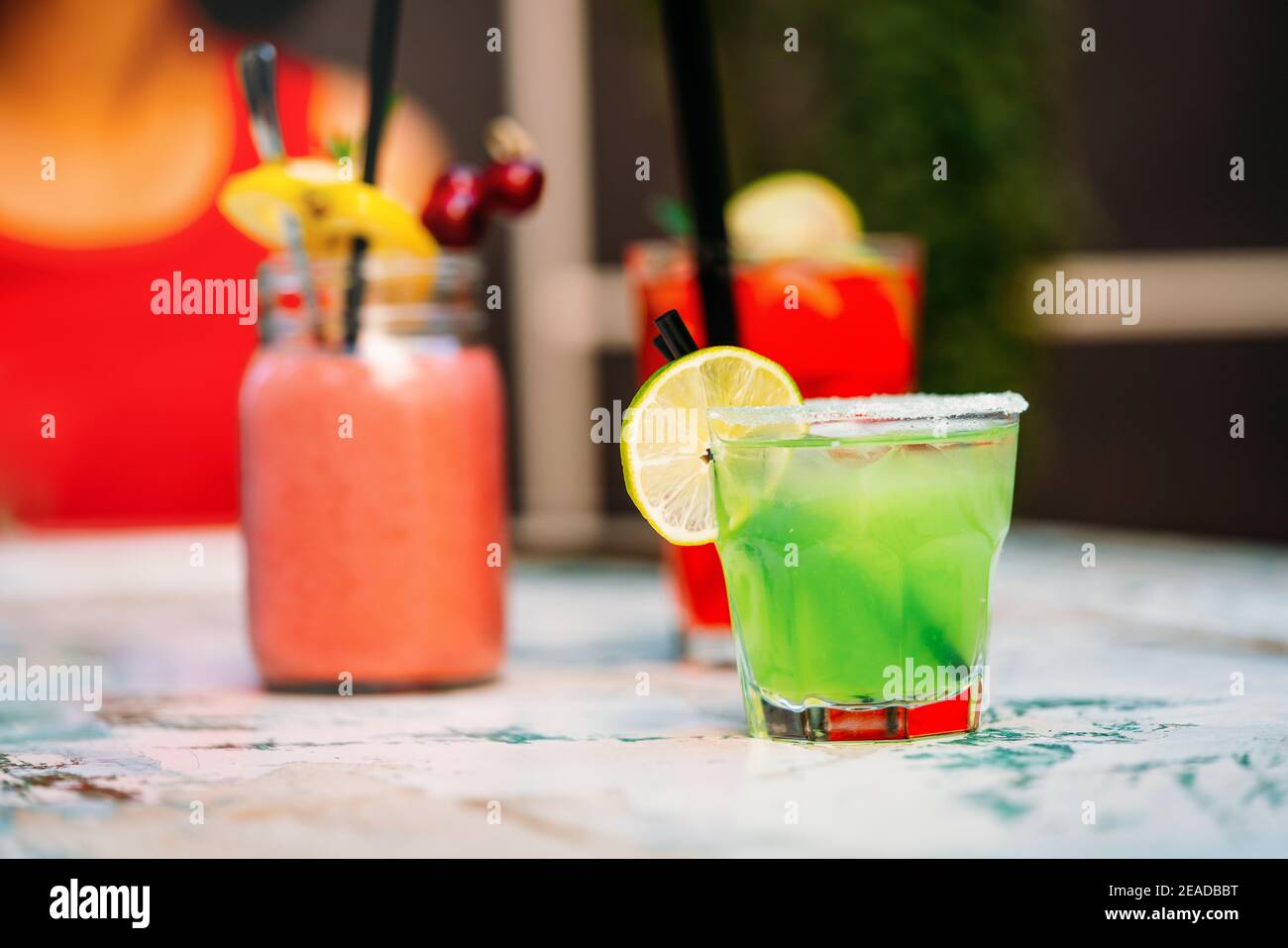 Exotische Cocktails, frische kalte Alkoholgetränke im Sommer Stockfoto
