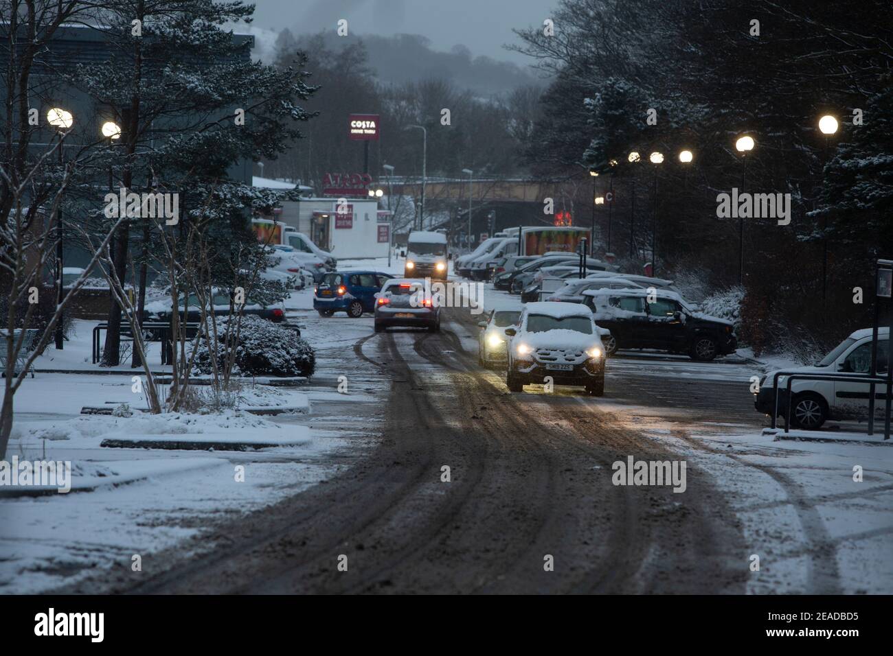 Edinburgh, Großbritannien. Februar 2021, 9th. Storm Darcy trifft Schottland im Südosten von Edinburgh. Der Zoll. Bild: Autos fahren im Schnee.Quelle: Pako Mera/Alamy Live News Stockfoto