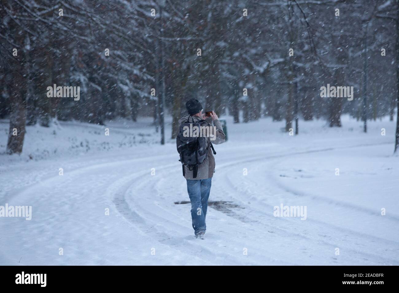 Edinburgh, Großbritannien. Februar 2021, 9th. Storm Darcy trifft Schottland im Südosten von Edinburgh. Der Zoll. Mitglied der Öffentlichkeit, die ein Foto von der Schneelandschaft. Quelle: Pako Mera/Alamy Live News Stockfoto